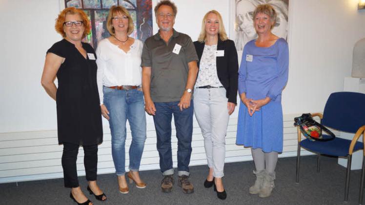 Stellen in der IHK Elmshorn aus: Christiane Schedelgarn (von links), Sigrun Roemmling, Martin Musiol, Susanne Klena und Gudrun Wolff-Scheel.  