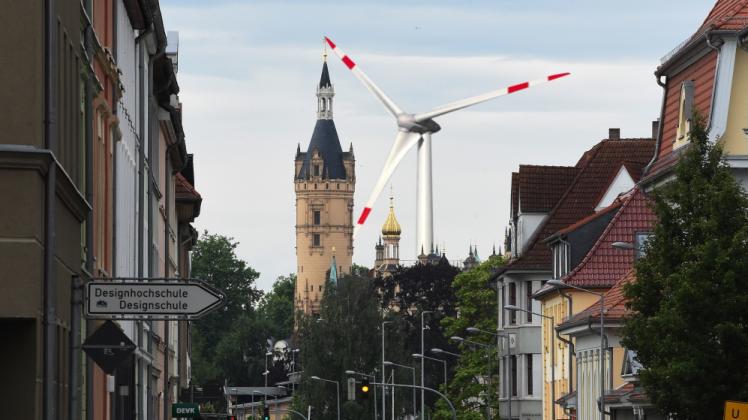 Übertreibung macht deutlich: Ein Windrad in Schwerin könnte sogar den Blick auf das Schloss beeinträchtigen.  Collage: Preuss 
