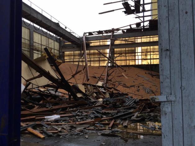 So sah es an gleicher Stelle nach dem Tornado vom 5. Mai 2015 aus: Ein Giebel war weg, das Dach eingestürzt.  