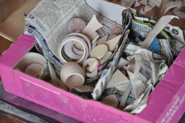 Sammelsurium: Aus diesen Porzellanteilchen werden nach und nach Schmuckstücke.  Fotos: sabrina panknin 