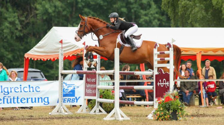 Lokalmatadorin Anne Voss liegt in der Kreismeisterschaft auf Platz 7 mit ihrem Pferd Null Null Sieben.  