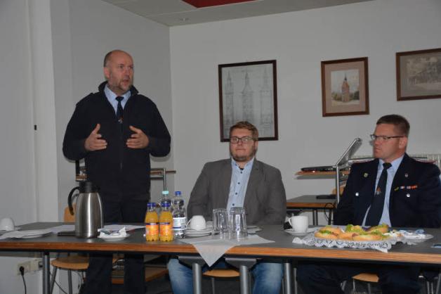 Bodo Thees (l.), Lars Warnke (M.) und Sebastian Meier gaben beim Wirtschaftsfrühstück zu Einsätzen und Ausbildung Auskunft. 