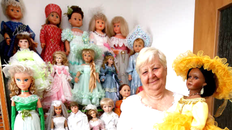 Vera Lemp näht unermüdlich elegante, reich verzierte Kleider für ihre 52 Puppen. Die füllen einen Großteil der Wohnung aus. Weitere sollen hinzukommen.  