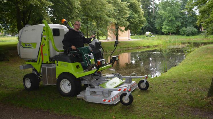 Mit Rasenmähern vom Typ „Grillo“ sind die Mitarbeiter der Landschaftspflege gGmbH im Schlosspark Ludwigslust im Einsatz.  