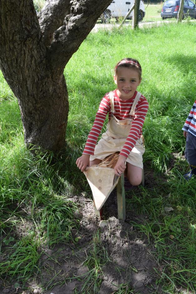 Die siebenjährige Ela hat einen Fuchs aus Holz gebaut, der perfekt zum Spielen ist.