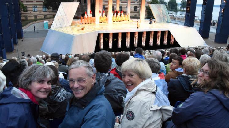 Gut gelaunt und wetterfest: 1700 Musikfreunde erlebten gestern Abend die Premiere von „Aida“ auf dem Alten Garten. 
