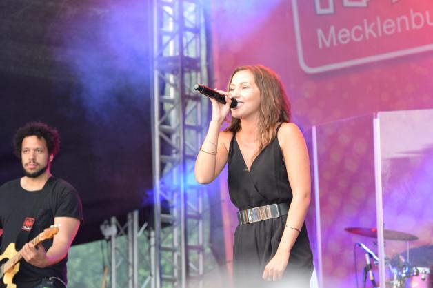 Mit ihrem Lied „Lieblingsmensch“ stürmte sie die Charts – die marokkanisch-deutsche Sängerin Namika. Gestern performte sie ihren Song auf der Landesbühne beim MV-Tag. Sophie Stange