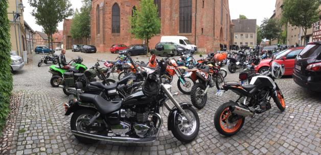 Biker bringen im Korso ihren Freund zu Grabe Biker bringen im Korso ihren Freund zu Grabe