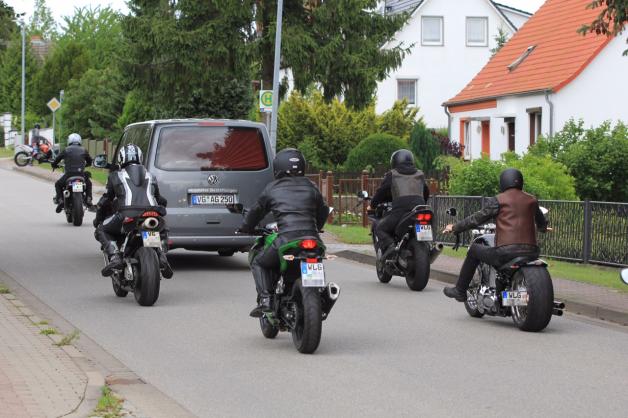 Biker bringen im Korso ihren Freund zu Grabe Biker bringen im Korso ihren Freund zu Grabe
