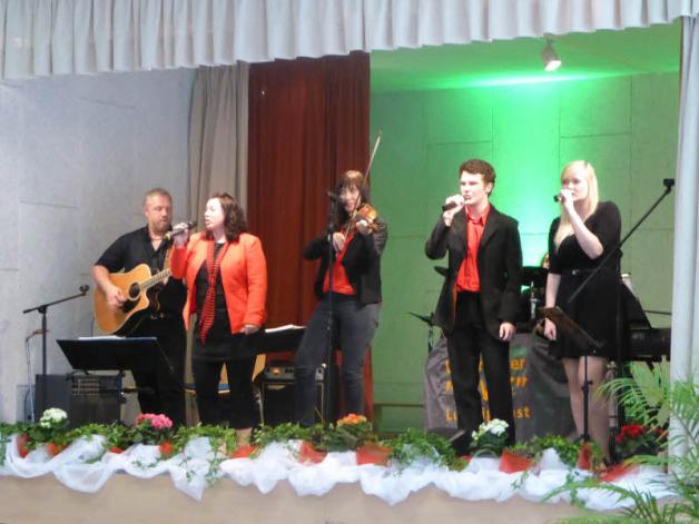 Das Liedtheater „Live“ führte die Abiturienten und Gäste mit ihrem abwechslungsreichen Programm durch die feierliche Veranstaltung.