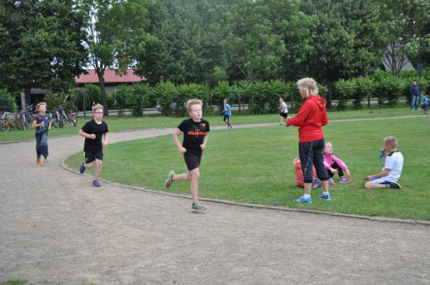 Schulleiterin Corinna Dörge (r.) zählt die Runden der Läufer.