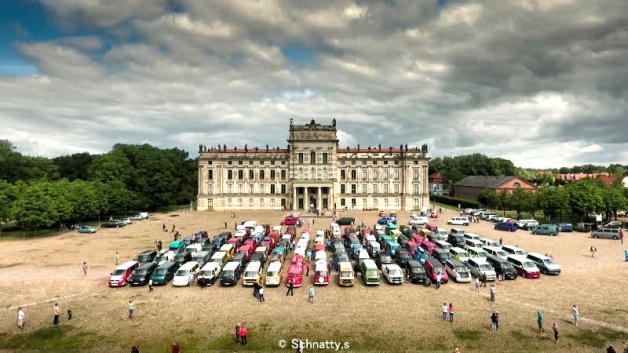 Hunderte Bulli-Fahrzeuge hatten sich am Sonnabend zum Fotoshooting auf dem Schlossplatz aufgestellt. 