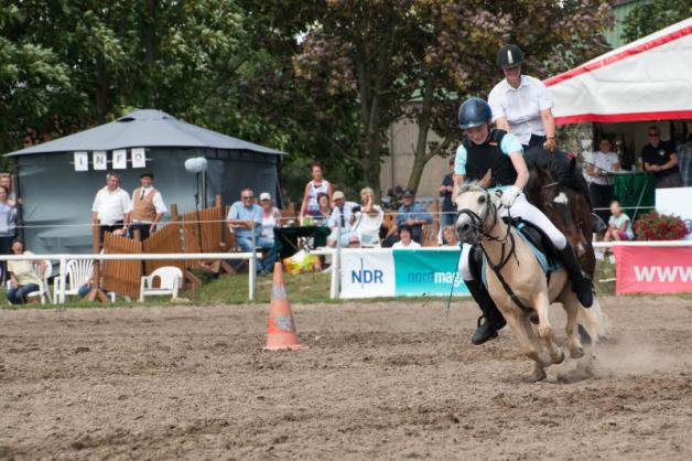 Jana Pierstorff hängte bei einem ungleichen Wettkampf mit „Radieschen“ das größte Pferd des Gestüts, „Gladiator“, ab. 