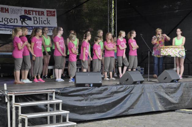 Ilona Morgner und die Tanzgruppe des Jugendfreizeithauses verkündeten die Gewinner der Stadtralleye, 1. Gewinner: Leon Trebbin.