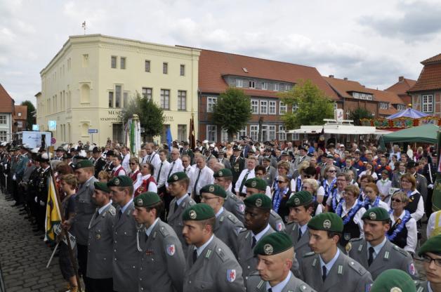 Zur Proklamation des neuen Schützenkönigs waren neben den Gastgebern auch wieder Schützen aus Wittenburg und Scharnebeck angetreten sowie Soldaten des Partnerbataillons aus Hagenow.