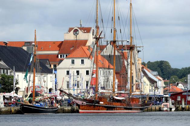 Die „Amphitrite“ war der einzige größere Segelschiff-Vertreter im Flensburger Hafen. Die „Amphitrite“ war der einzige größere Segelschiff-Vertreter im Flensburger Hafen.