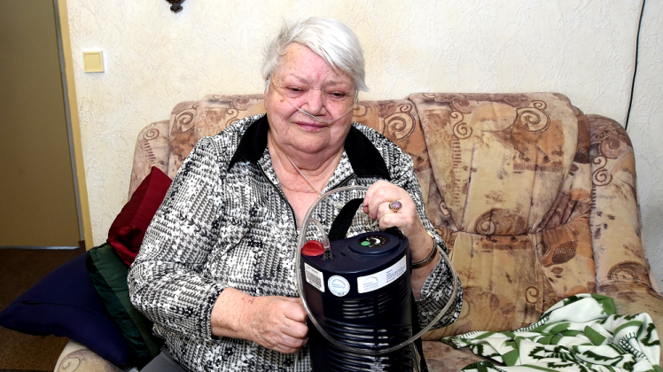 Ingrid Schmul ist rund um die Uhr auf ein Sauerstoffgerät angewiesen. Ihren Rollator benötigt die 75-Jährige auch, um das Gerät bei Spaziergängen zu transportieren. 