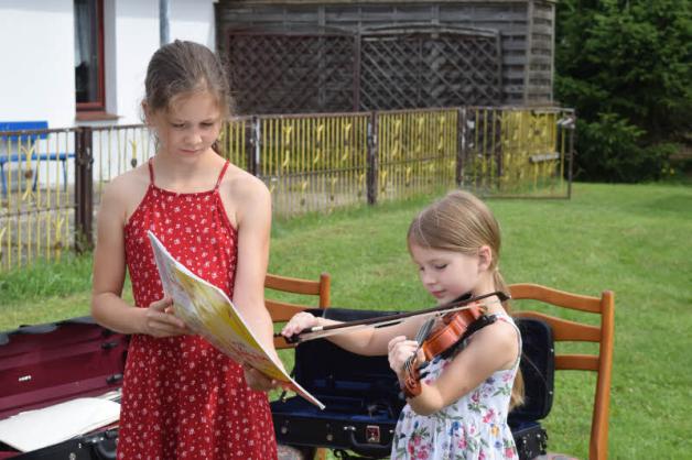 Erst als Notenhalterin für ihre vier Jahre jüngere Schwester Emma Windelberg (7) und deren Arielles Weltreise fungierend… Erst als Notenhalterin für ihre vier Jahre jüngere Schwester Emma Windelberg (7) und deren Arielles Weltreise fungierend…