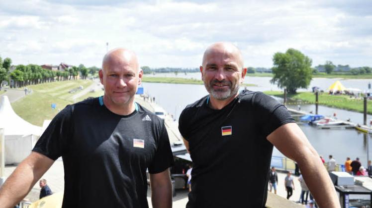 Teamkapitän und Trainer Mike Förster (r.) und sein Bootskollege Harald Biadacz sorgten mit ihren Mitstreitern dafür, dass die Spaßmannschaften die Ziellinie im Blick behalten.  