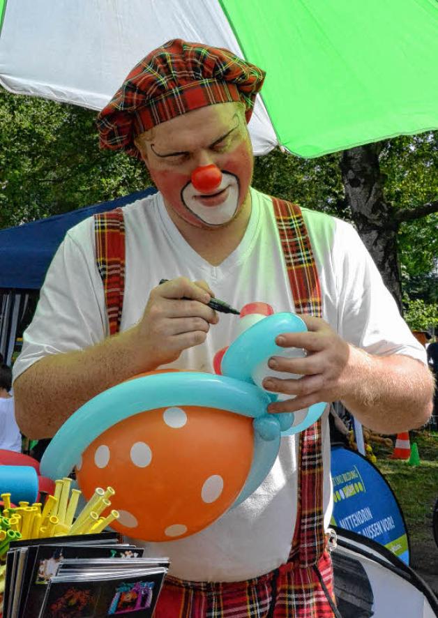 Der Güstrower Clown „Clownikuss“ alias Kevin Sell begeisterte mit seiner Ballonkunst besonders die kleinsten Gäste. 