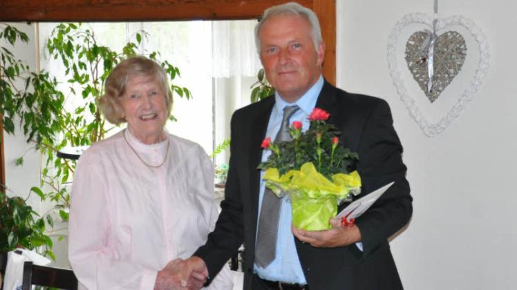 Neu-Kalisser Urgestein: Bürgermeister Burkhard Thees beglückwünschte Henni Stier zu ihrem 95. Geburtstag. Sie lebt seit 1921 fast ununterbrochen in Neu Kaliß.  
