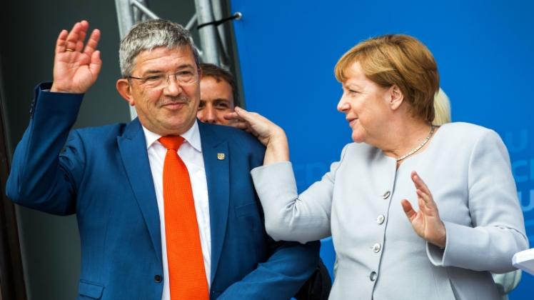 Hilfe im Landtagswahlkampf: Angela Merkel und Lorenz Caffier winken in Boltenhagen von der Bühne.  