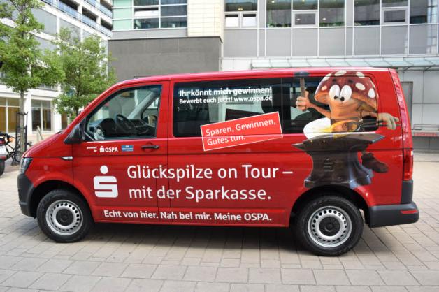Freie Fahrt: Diesen Bus können Vereine aus Rostock und der Region in der Aktion der Ospa und der NNN gewinnen. 