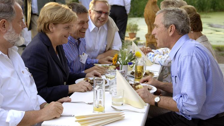 Lockere Runde: Kanzlerin  Merkel und US-Präsident  Bush treffen sich am 13. Juli 2006 in Trinwillershagen zum Grillen.