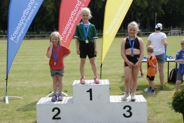 Stolze Medaillengewinnerinnen im Ballwurf der AK6/7 (v.l.): Henrike Schade (2.), Lea-Marie Dümpelfeld (1.), Katja Gawer (3.) Stolze Medaillengewinnerinnen im Ballwurf der AK6/7 (v.l.): Henrike Schade (2.), Lea-Marie Dümpelfeld (1.), Katja Gawer (3.)