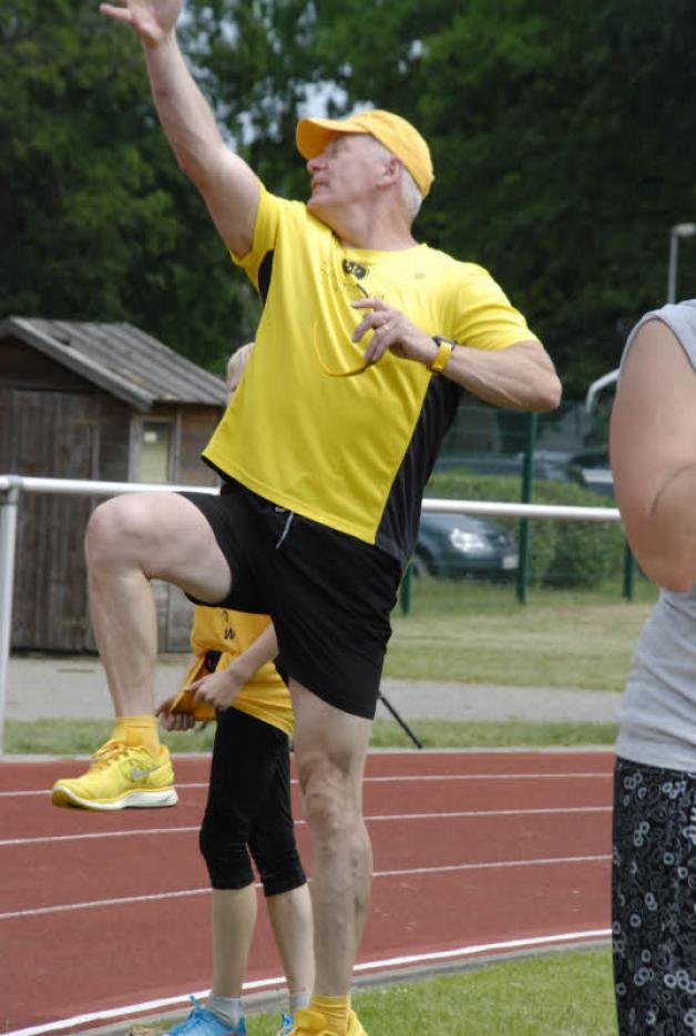 So geht’s: Der Hagenower Trainer Fred Bahr als „Vorturner“. So geht’s: Der Hagenower Trainer Fred Bahr als „Vorturner“.