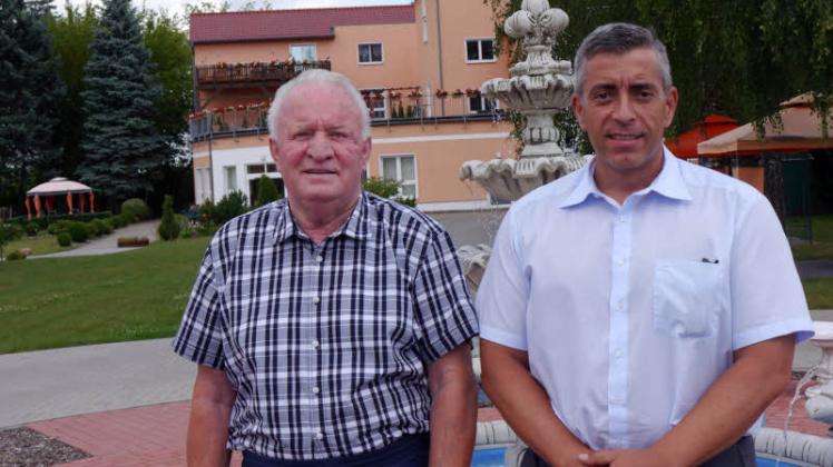 Geschäftsführer Adrian Zechser und Rudi Radtke vom Bewohnerrat der Senioren Residenz Prignitz sprechen gemeinsam über Wünsche der Bewohner.