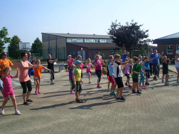 Jung und alt absolvierten zusammen Fitnessübungen auf dem Pausenhof der Grundschule.  Fotos: Jana Podlipnik (3) 