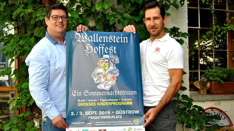 Verantwortlich für das „Wallenstein Hoffest“ in Güstrow: Leopold Höglinger (l.) und Markus Rokvic  