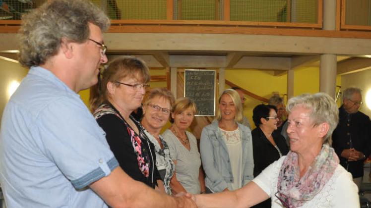 Dankte den Flüchtlingshelfern per Handschlag: Bürgermeisterin Elke Göttsche (rechts) hier im Bild mit (von links) Manfred und Beatrix Sallach, Birgit Zöllner, Regina Peters, Maybritt Dolling und Ingrid Vierth. 