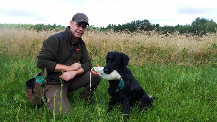 Mit viel Geduld zum Ziel: Jäger Helge Beißel übt mit seinem Hund Widar-Sian das Aufspüren von Wild im Feld. Der Flat-Coated-Retriever soll im September die Prüfung ablegen.  