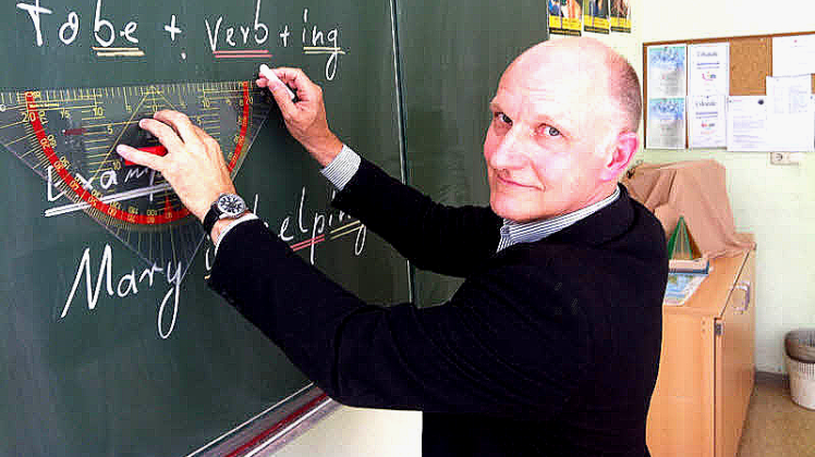 Bernd Wolle (56) studierte Germanistik und Englisch, arbeitete lange Zeit in der IT-Branche und als Controller auf dem Hamburger Hafengelände. In Malliß ist er seit einem Jahr Vertretungslehrer und hofft nach bestandener Prüfung auf einen unbefristeten Vertrag.  