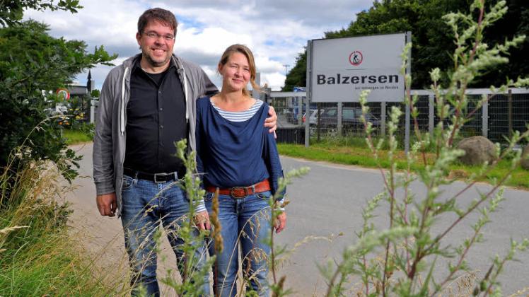 Das Zentrum der Bürgerinitiative: Jörg und Angela Wolff vor der Deponie Balzersen am Ellunder Weg, die für die Lagerung von Atom-Schutt vorgesehen ist. 