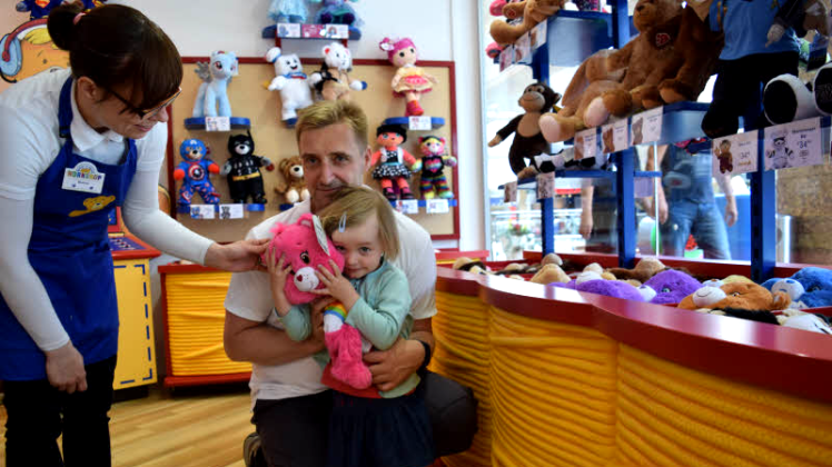 Die dreijährige Tessa drückt Teddy, ihren neuen Freund, ganz fest. Und Vater Stefan Moschinske freut sich mit ihr.  