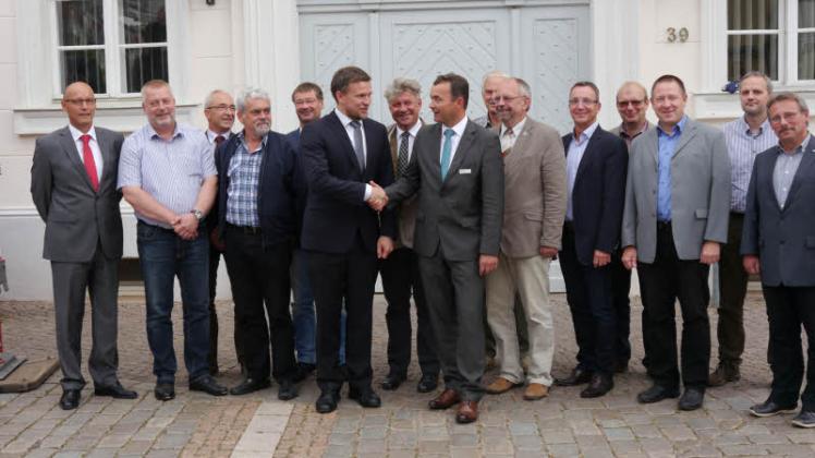 Der Prignitzer Landrat Torsten Uhe (vorn r.) und sein Ostprignitzer Kollege Ralf Reinhard trafen sich im vergangenen Semptember zu Gesprächen zur Kreisreform.  