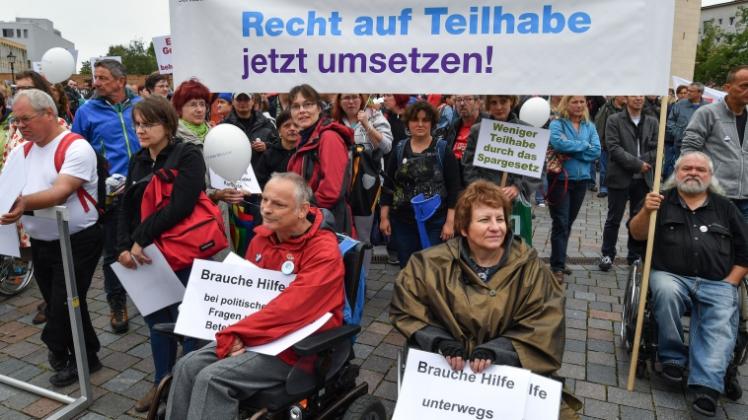 Viele behinderte und nicht behinderte Menschen nahmen gestern an einer Protestveranstaltung der Brandenburger Wohlfahrtsverbändevor dem Landtag in Potsdam teil.  