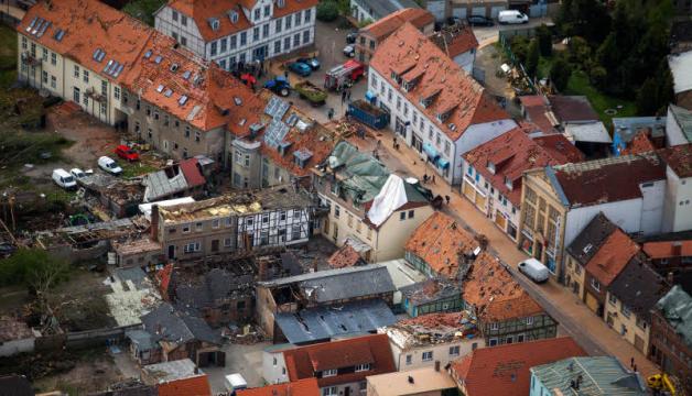 Der Tornado richtete in der Kleinstadt Bützow einen Millionenschaden an. Der Tornado richtete in der Kleinstadt Bützow einen Millionenschaden an.