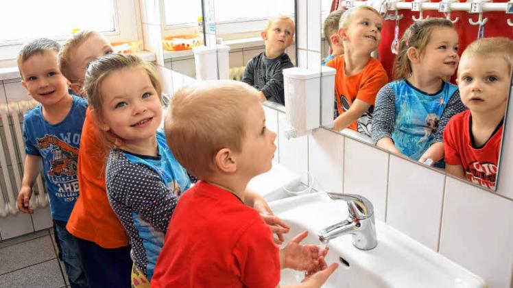 Gründliches Händewaschen mit Spaßfaktor: Die Kita Haus Sonnenschein ist wie alle Einrichtungen der Kita gGmbH bestens ausgelastet. Deshalb will die Stadt neue Kitas bauen. 