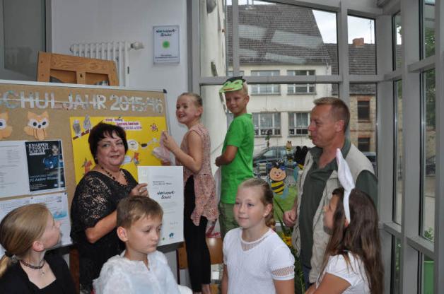Die Klassensprecher der vierten Klassen, Meta Brandt und Lukas Jacobs, haben das Schild enthüllt. Die Klassensprecher der vierten Klassen, Meta Brandt und Lukas Jacobs, haben das Schild enthüllt.