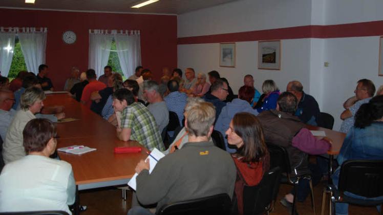 Etwa 50 Einwohner kamen zur Versammlung in Rosenow. 