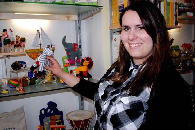 Jeanette Kubale leistet derzeit ihr Freiwilliges Ökologisches Jahr im Weltladen in Güstrow ab. Jeanette Kubale leistet derzeit ihr Freiwilliges Ökologisches Jahr im Weltladen in Güstrow ab.