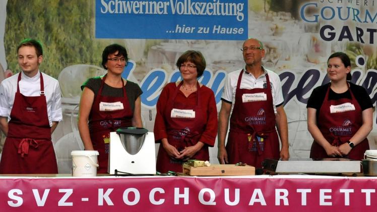 Kochen vor Publikum: Max Jessen bereitete mit Ute von Holly-Wramp, Karin Wulf, Rainer Ernst und Wiebke Schröder (v.l.) das Menü zu.   