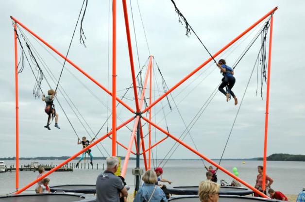 Hoch hinaus ging es beim Trampolin-Springen am Strand. Hoch hinaus ging es beim Trampolin-Springen am Strand.