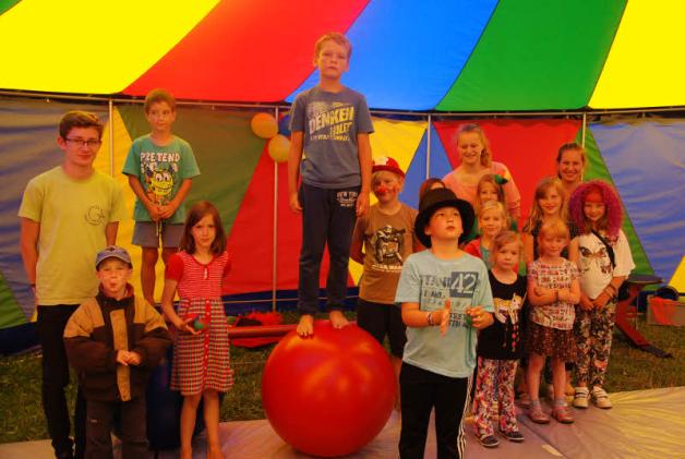 Die Mädchen und Jungen boten im Manegezelt ein buntes Zirkusprogramm. Die Mädchen und Jungen boten im Manegezelt ein buntes Zirkusprogramm.