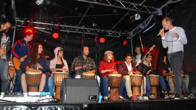 Junge Flüchtlinge auf ihren Trommeln eröffneten gemeinsam mit der Band das Konzert. Fotos:   Fotos: andreas münchow 