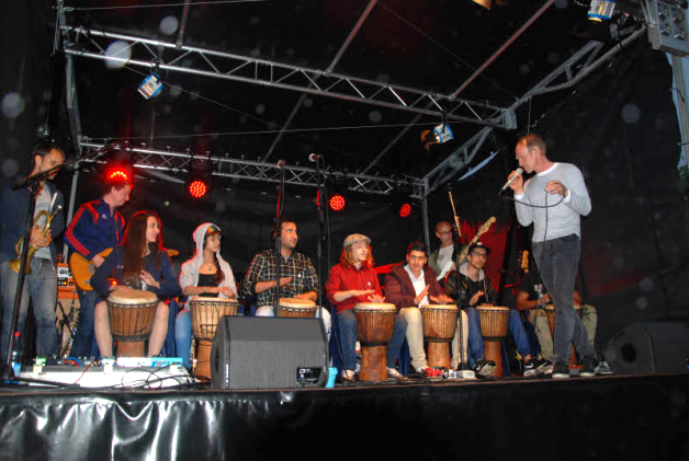 Junge Flüchtlinge auf ihren Trommeln eröffneten gemeinsam mit der Band das Konzert. Fotos: Fotos: andreas münchow Junge Flüchtlinge auf ihren Trommeln eröffneten gemeinsam mit der Band das Konzert. Fotos: Fotos: andreas münchow
